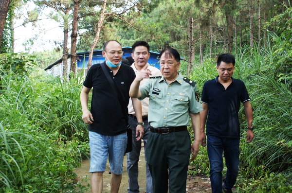 莫兆欽（右二）一行下鄉進山，現場選址建設“八桂素”替代抗生素養殖試驗基地。.JPG